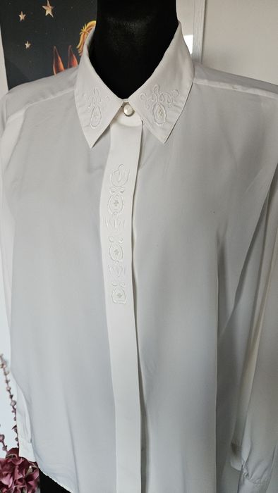 Biała bluzka koszulowa z cudnym haftem rozmiar XXL
Śliczna biala bluzk