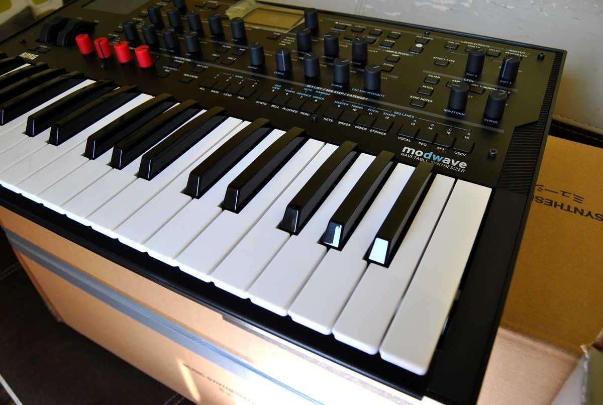 Syntezator Korg Modwave. Folia na wyświetlaczu. Wavetable. Brzmienia