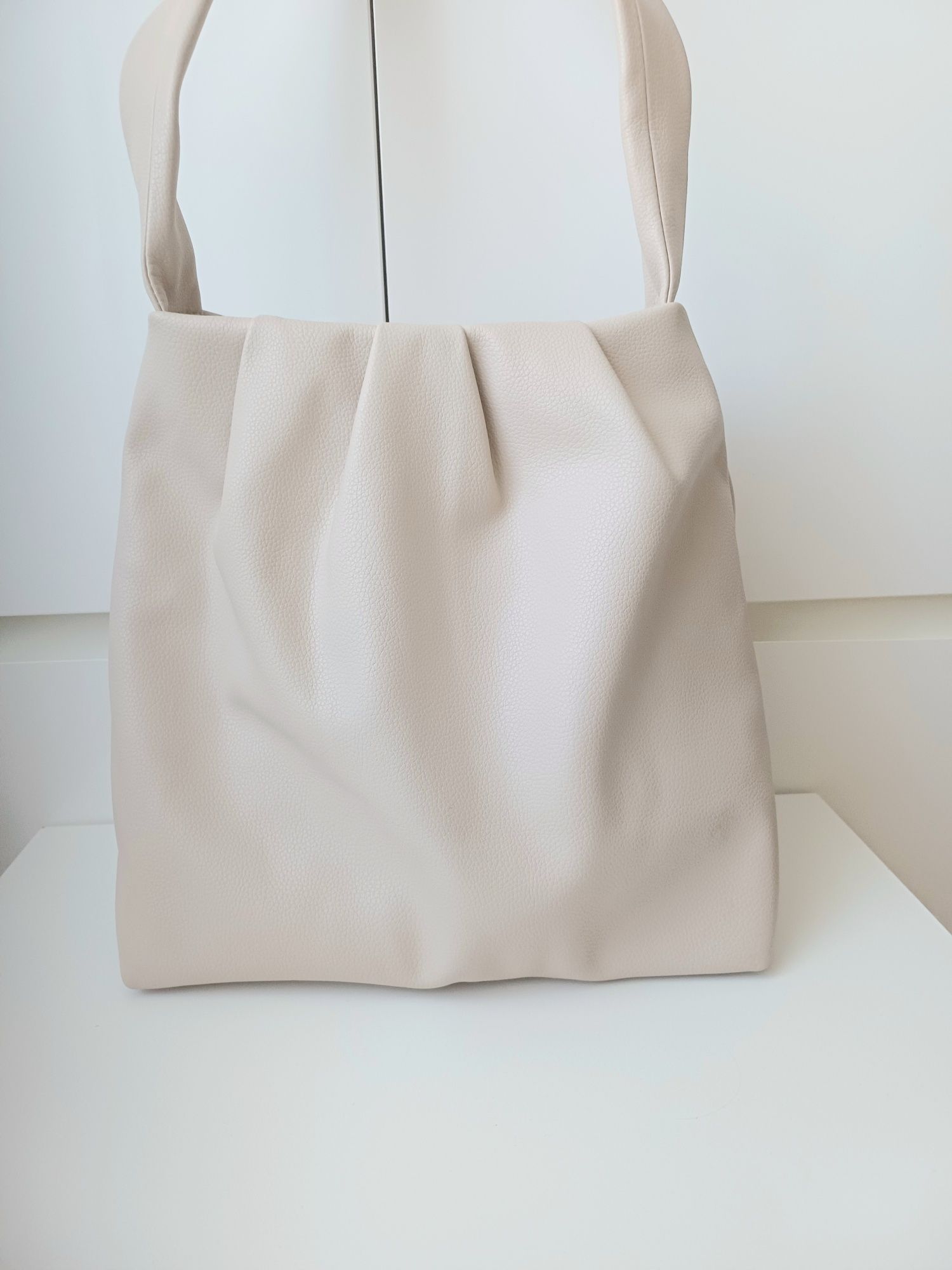 ZARA torebka na ramię jasna kremowa A5 B5 typu worek do ręki shopper