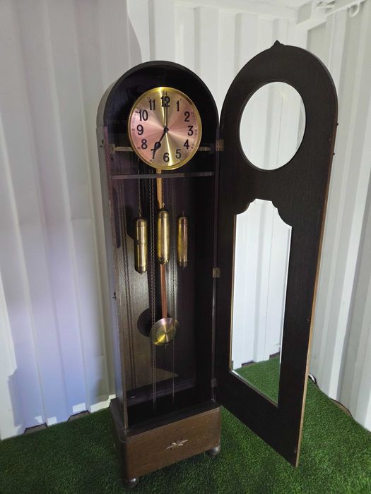 Stylowy zegar Isgus stojący – klimat dawnych lat, wyjątkowy charakter.