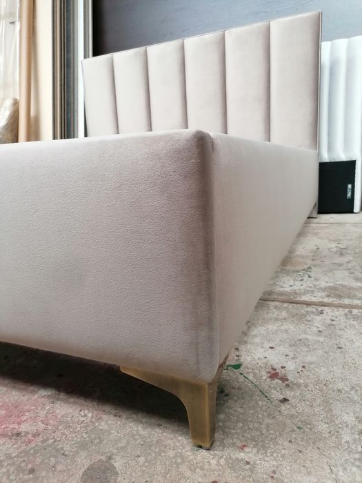 Łóżko tapicerowane na wymiar sypialnia nóżki stelaż panele producent