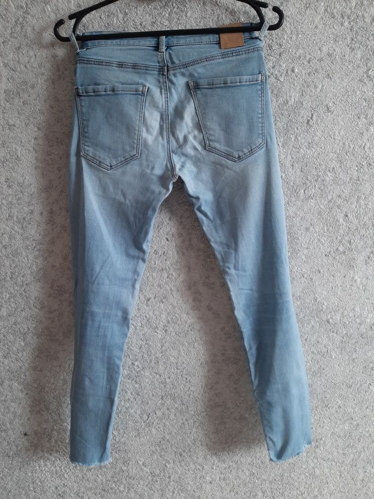 Spodnie jeansy Stradivarius 34