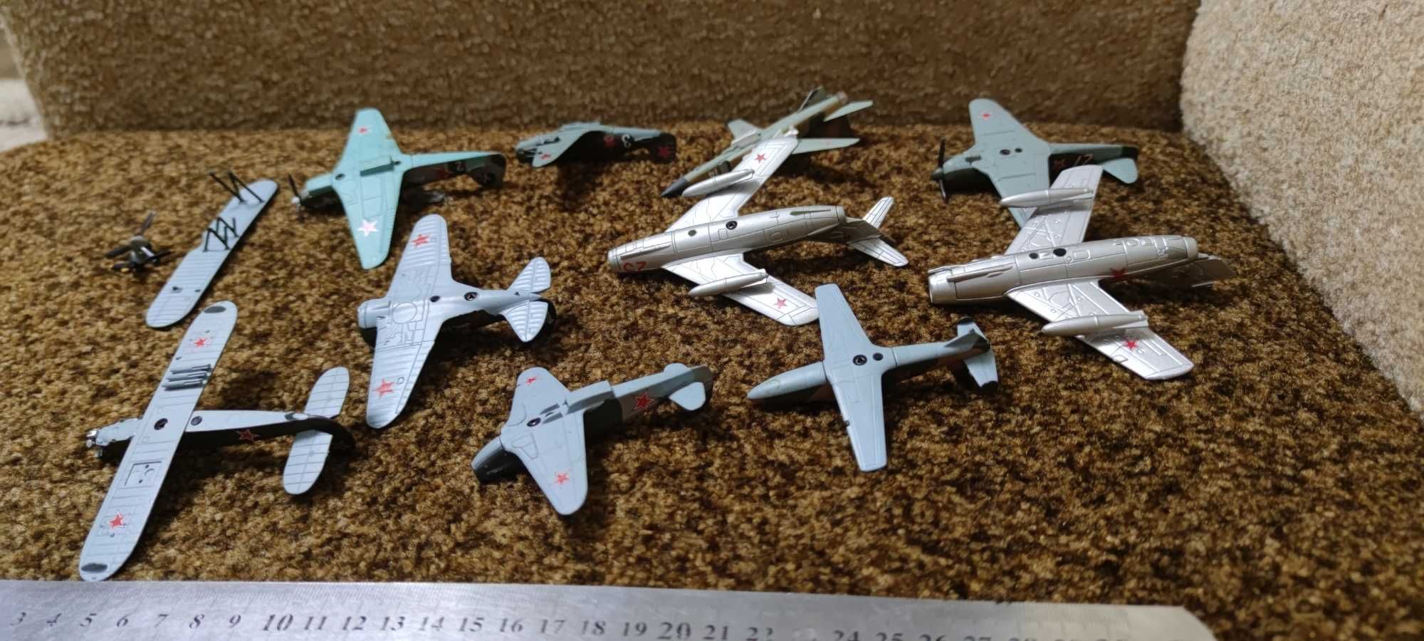 Коллекция металлических самолётов.