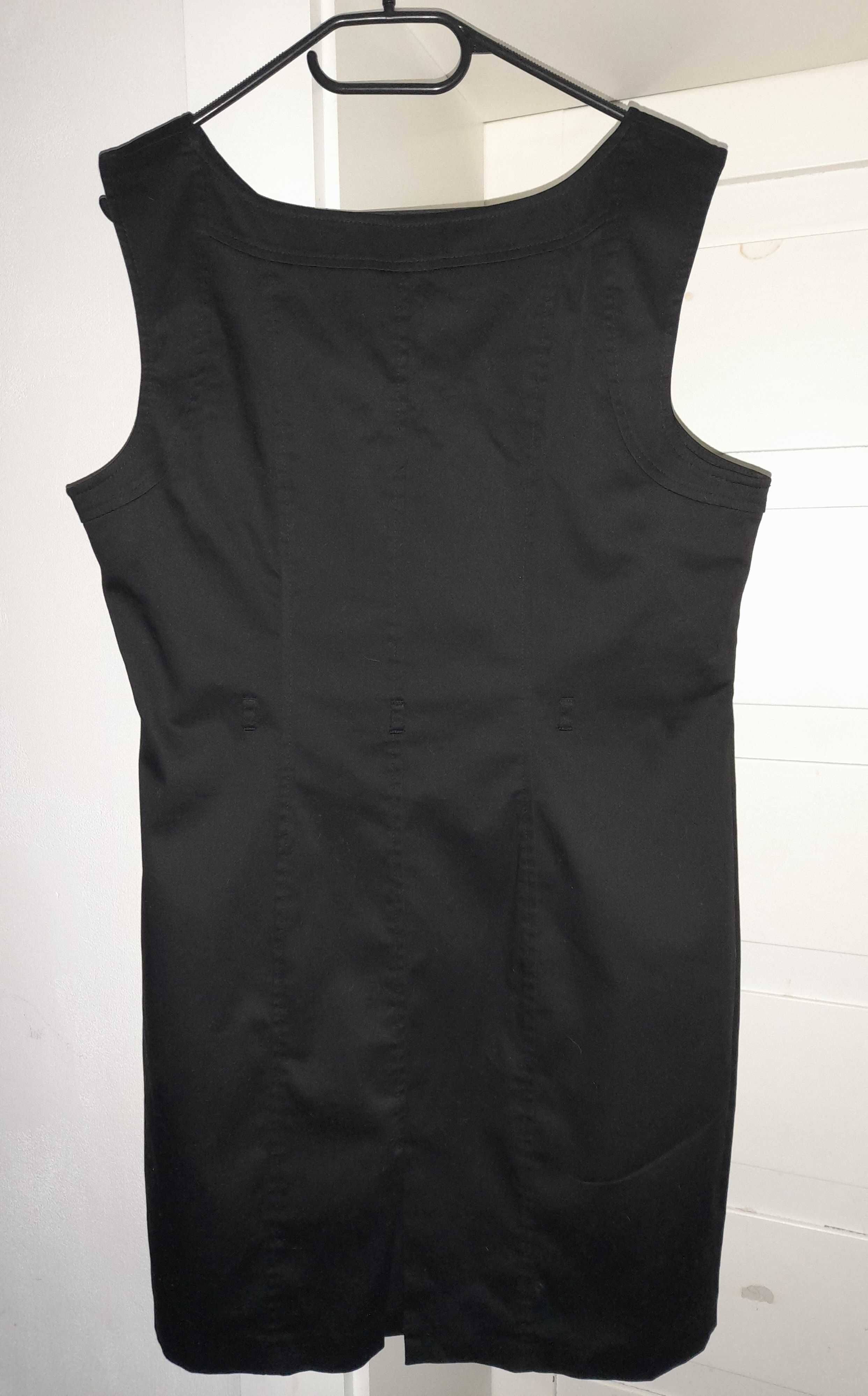 Krótka czarna sukienka na szerokich ramiączkach