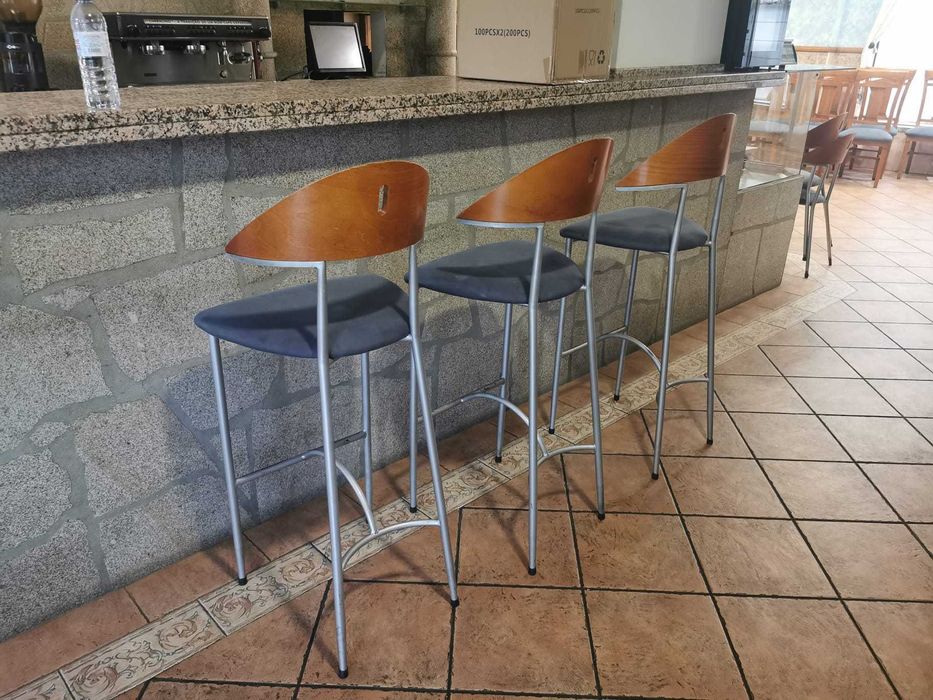 Conjunto de Mesas e Cadeiras para restaurante, bom estado