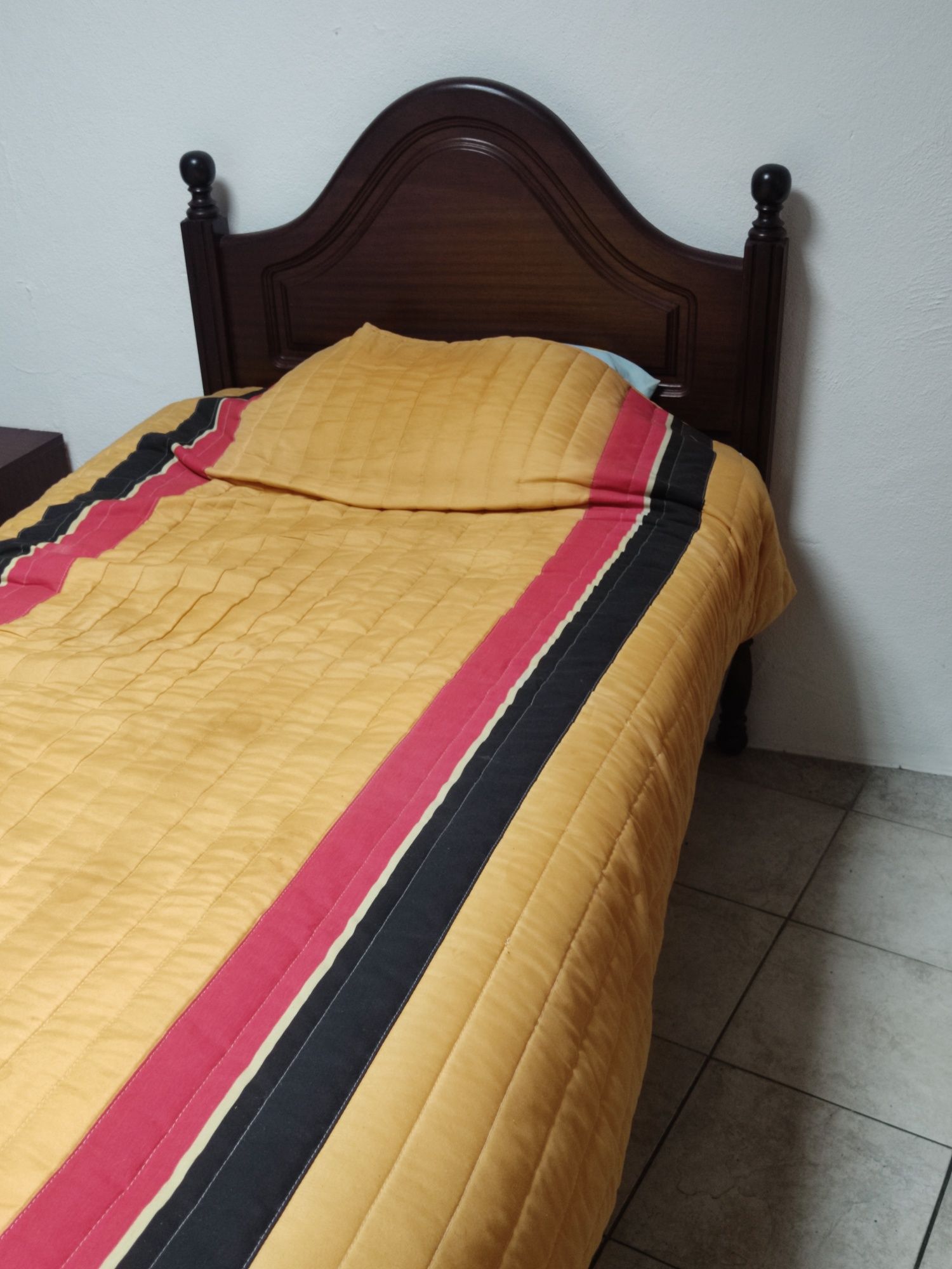 Cama de madeira maciça com colchão