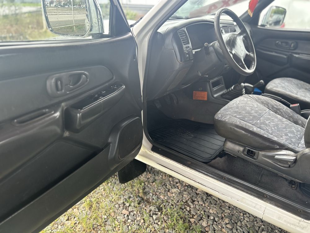 Mitsubishi L200 4x4    4 lugares