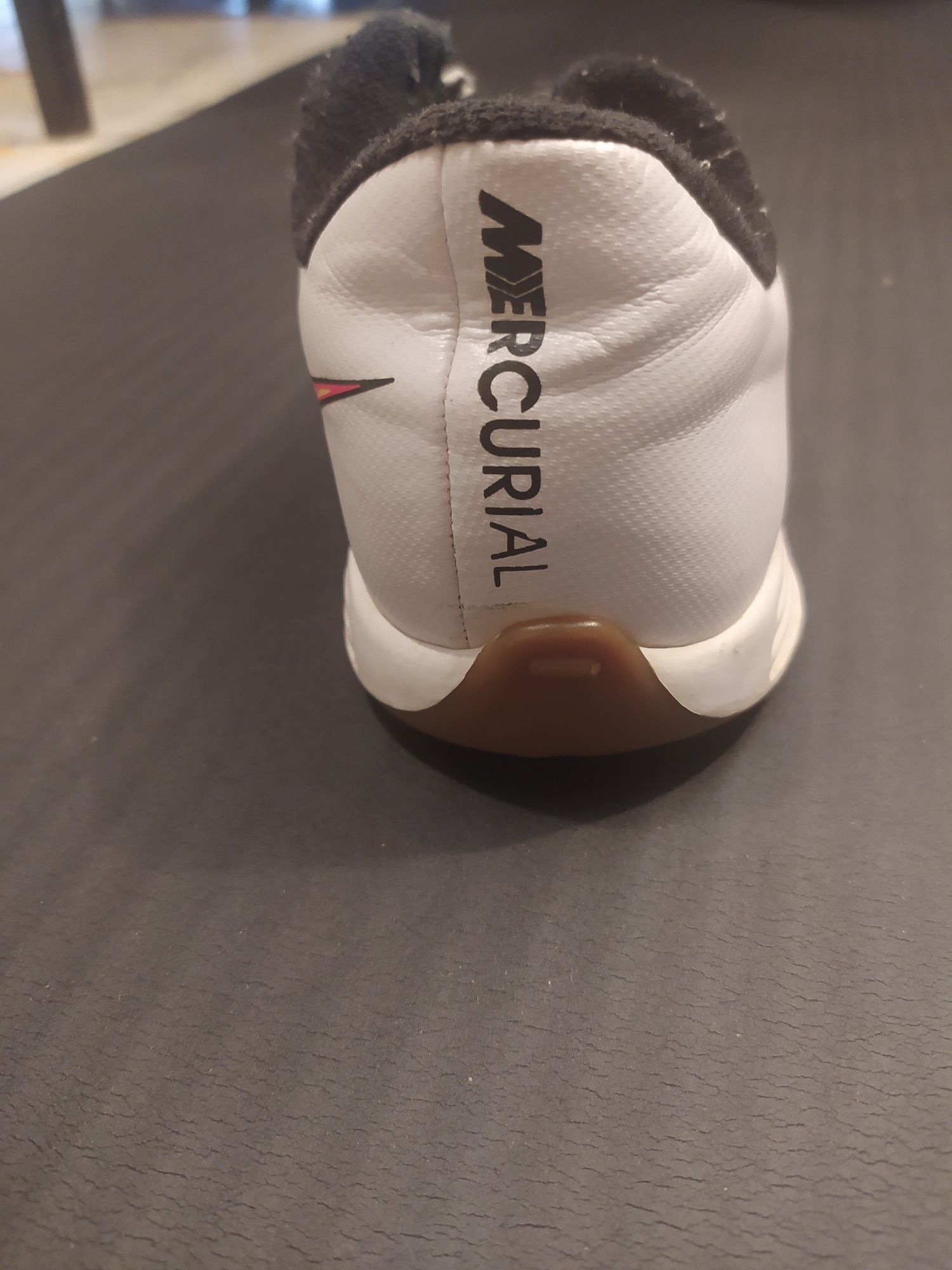 Białe halówki Nike Mercurial