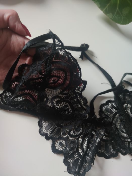 Czarny koronkowy biustonosz