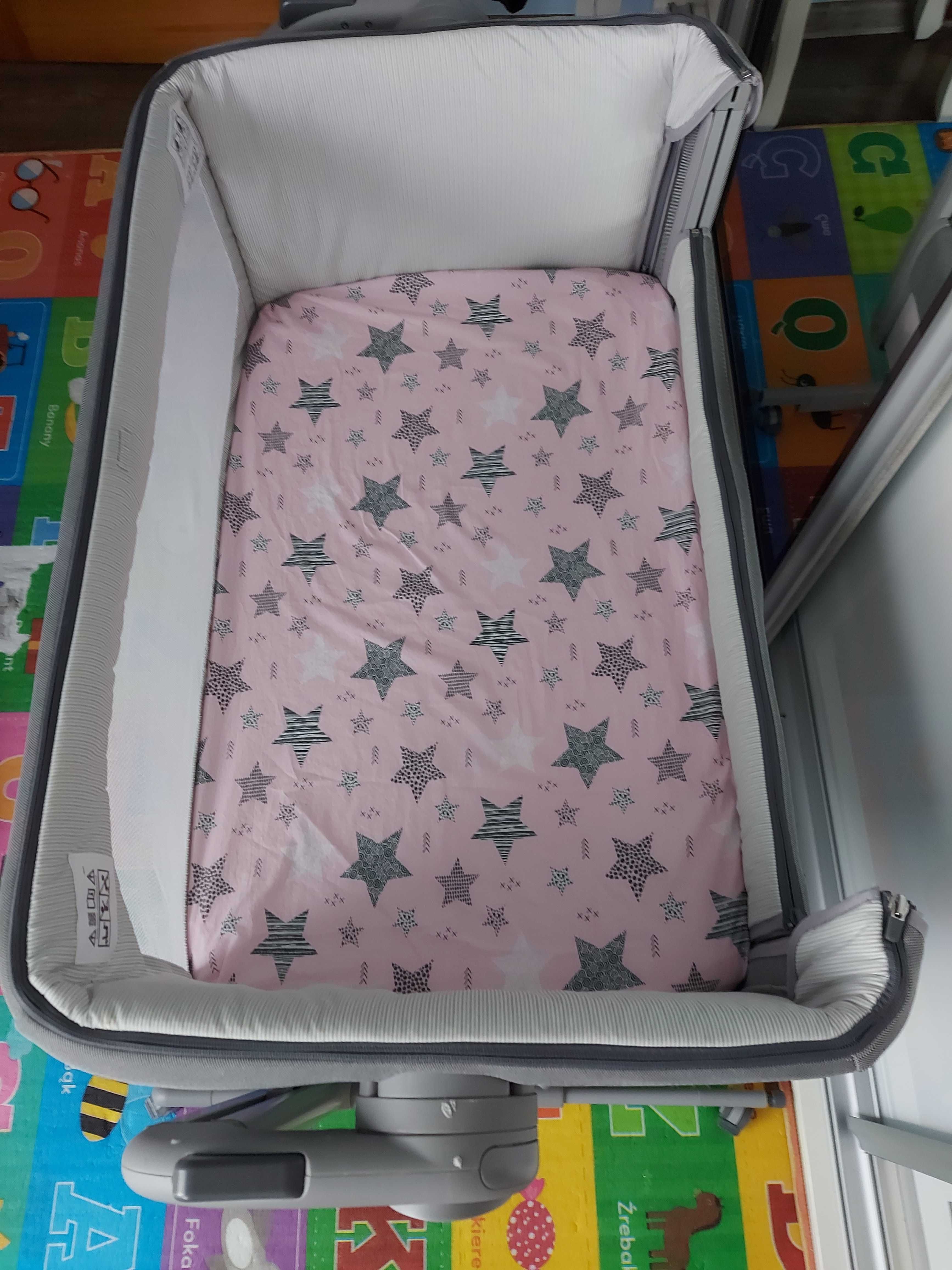 Dostawka Chicco next2me Magic jasny szary prześcieradła  łóżeczko