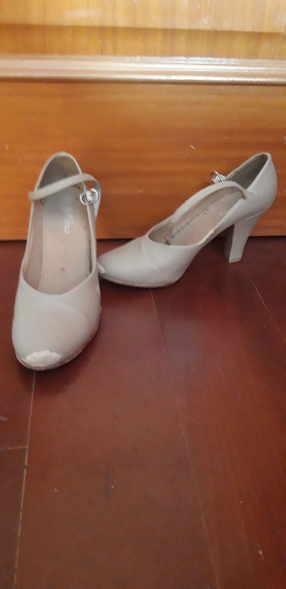 Sapatos de caráter de dança nude