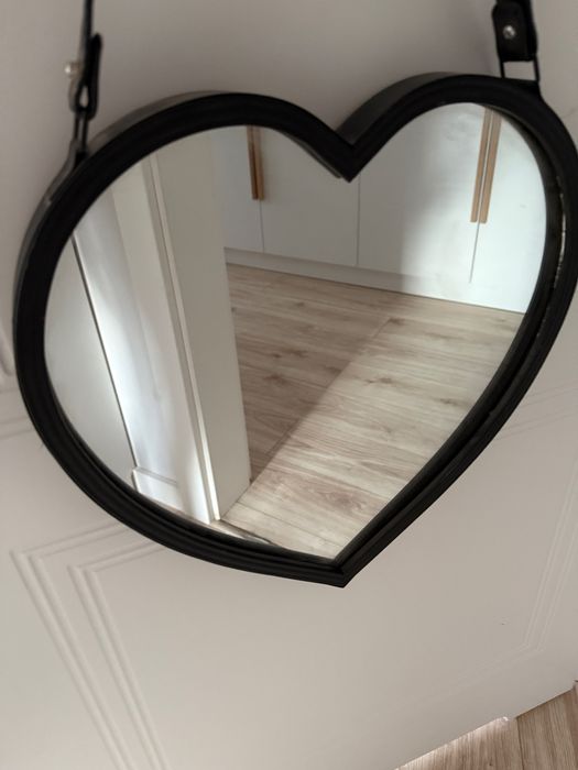 Lustro serce na skorzanym pasku