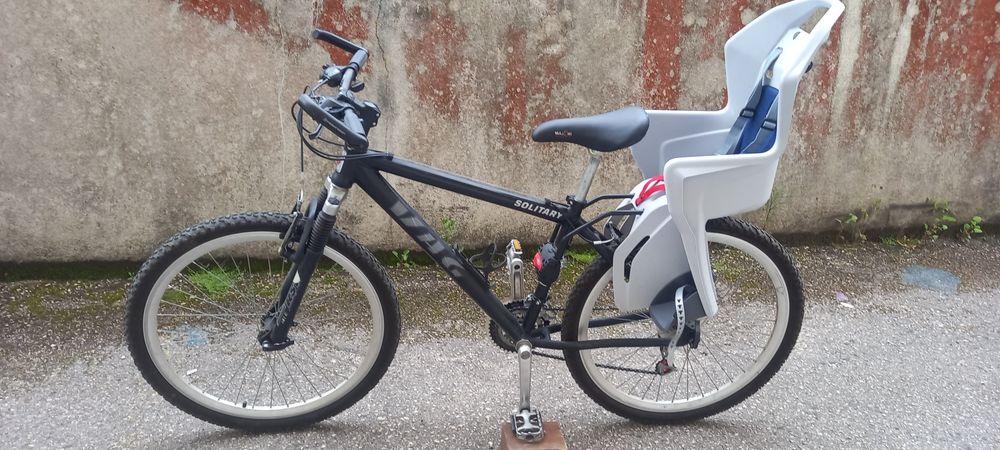 Cadeira e bicicleta