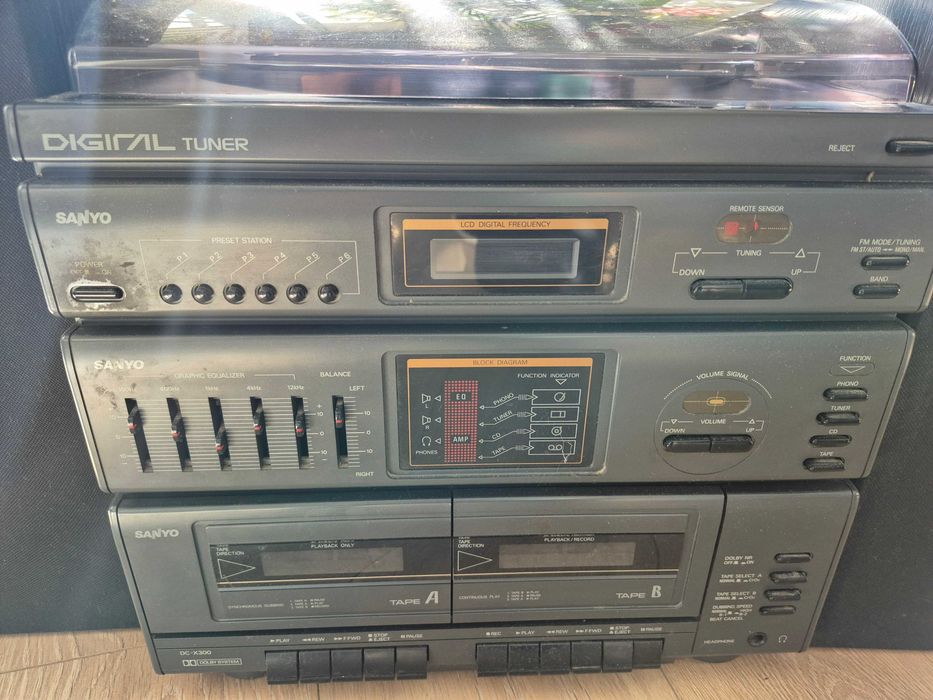 Wieża Sanyo z kolumnami