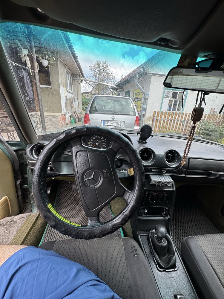 Mercedes W123 E230