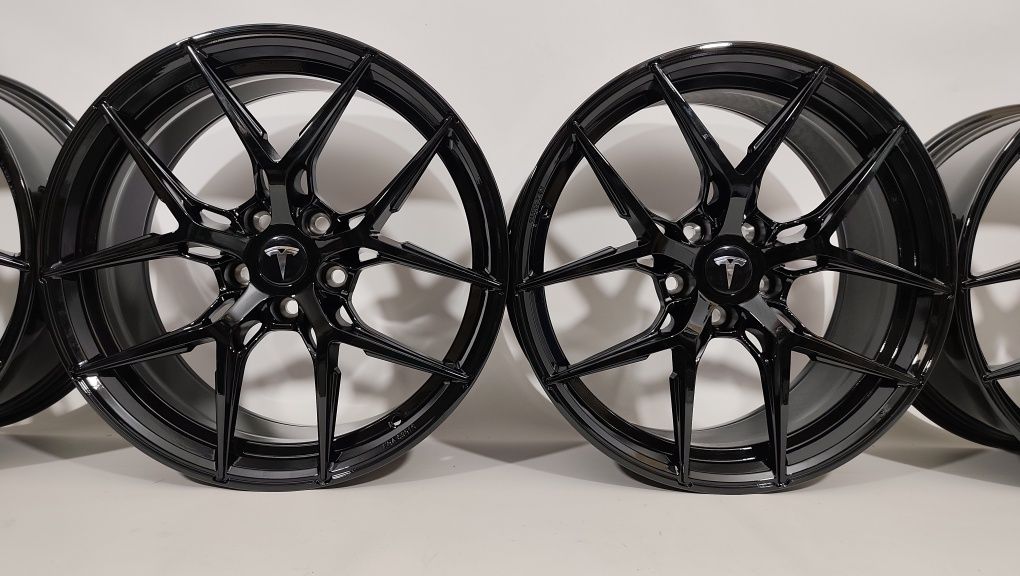 5x114,3 19" tesla 3 nowe motec mrc4 light