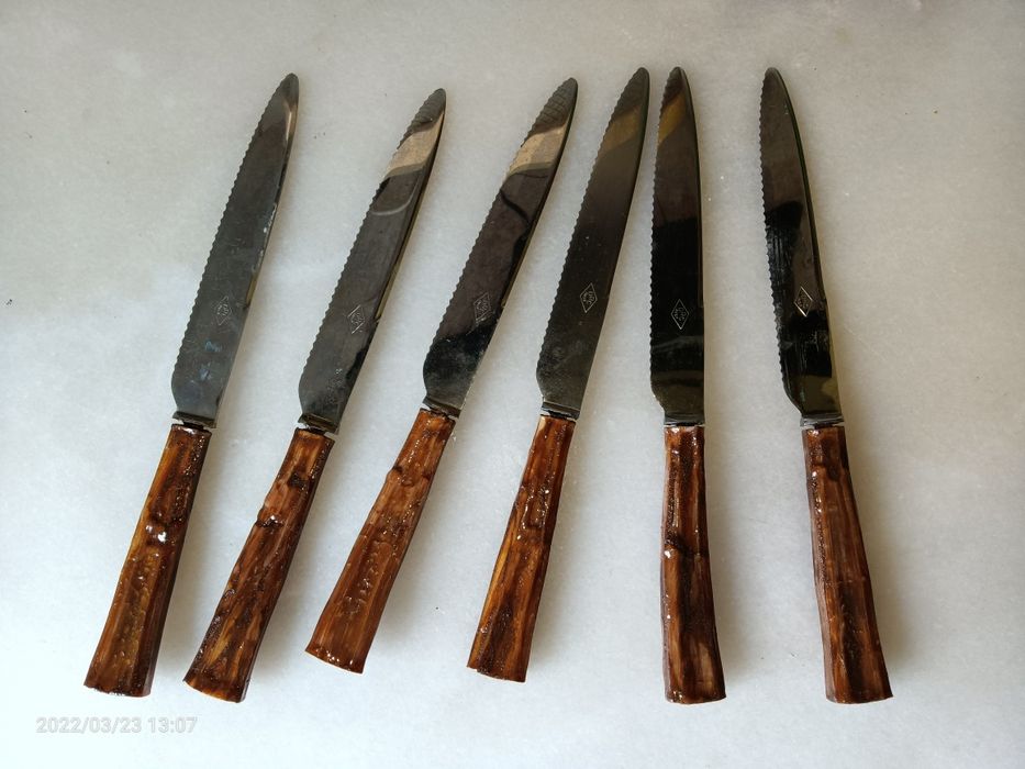 Facas , garfos e colheres antigos