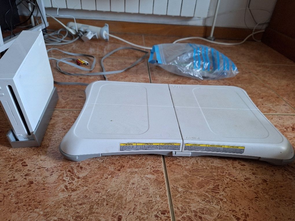 Nintendo wii, com balança wii fit e jogo active