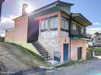 Moradia T3 isolada em Bustelo com garagem, terraço e quintal.