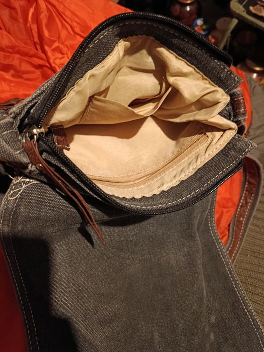 Молодіжна сумка через плече в гарному стані