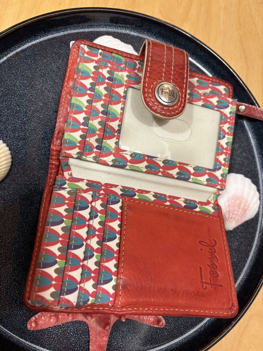 Czerwony portfel z mięciutkiej skury naturalnej, firmy Fossil