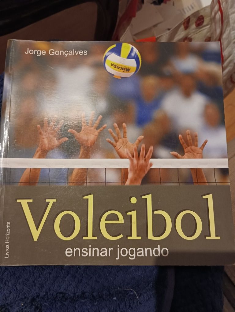 Livro "Voleibol - ensinar jogando"