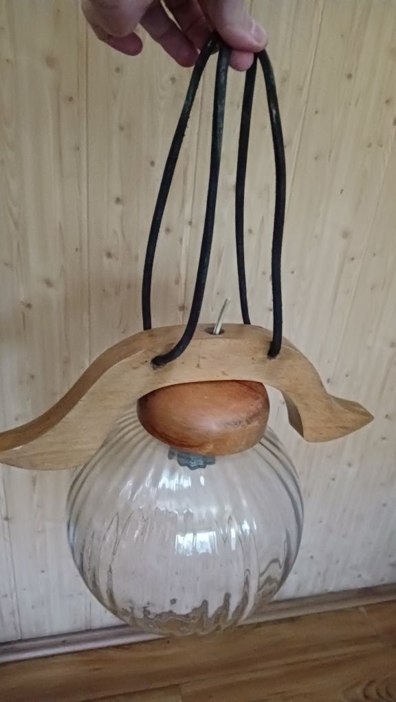 Lampa wisząca na 1 żarówkę.