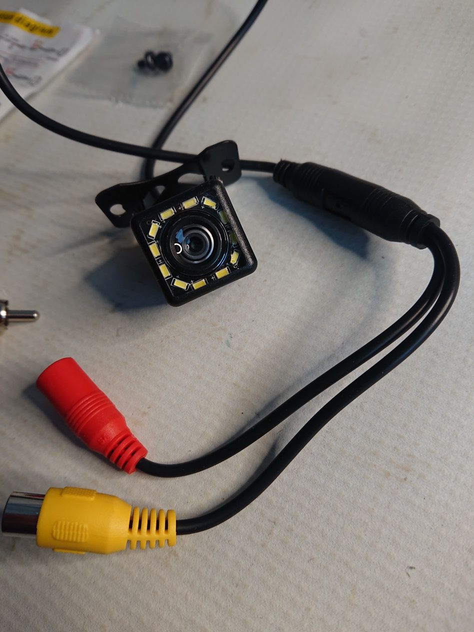 Kamera cofania do samochodu podświetlenie LED + kable instalacja
