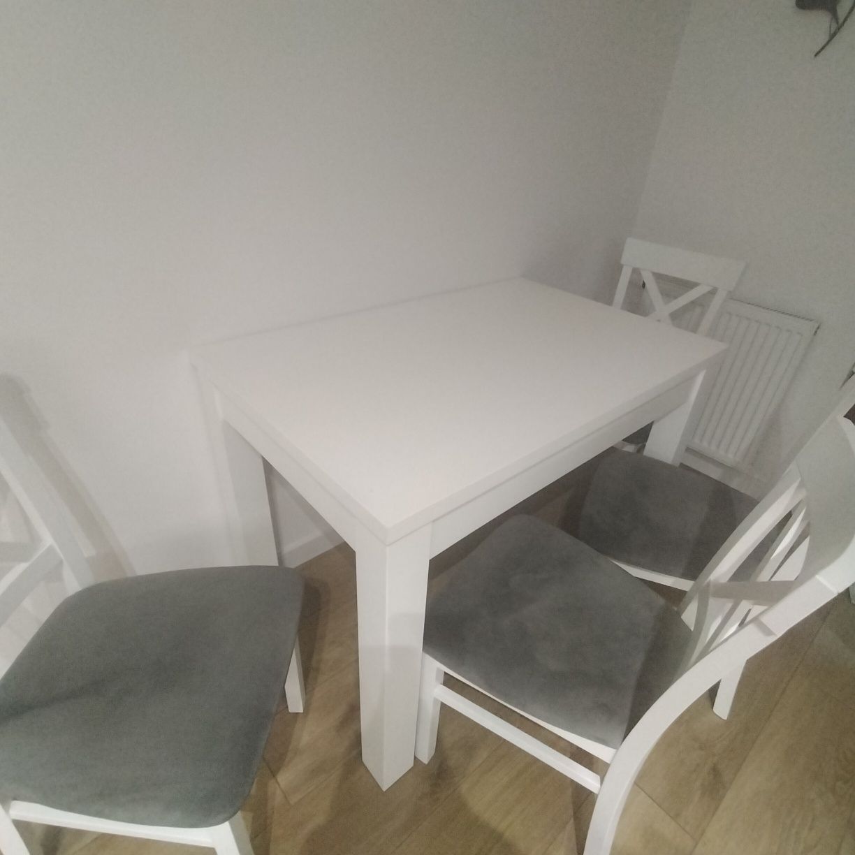 Komplet stół plus 4 krzesła