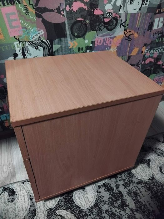 Продам тумбу на колёсиках.