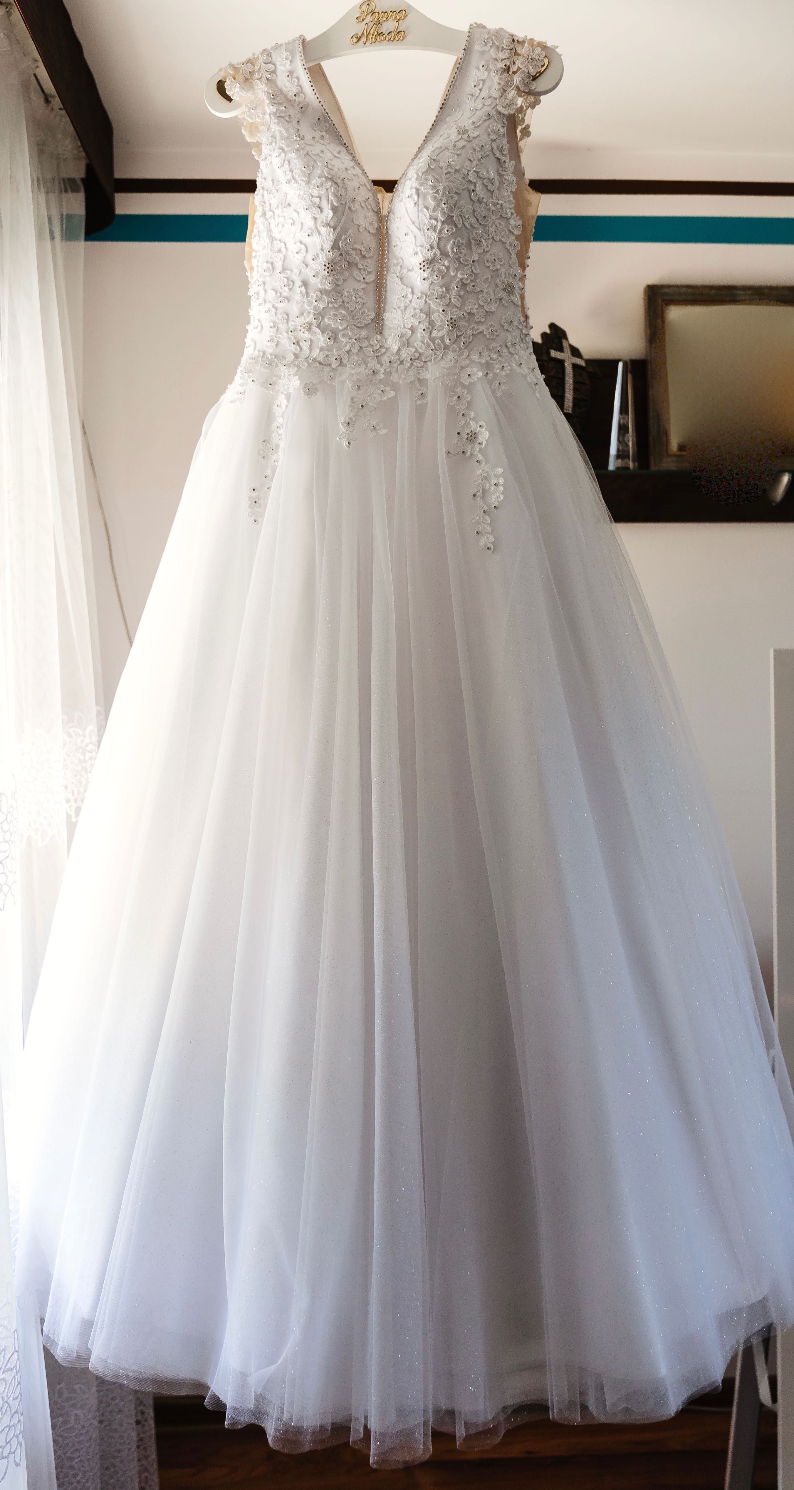 Suknia ślubna biała z brokatem i koronką