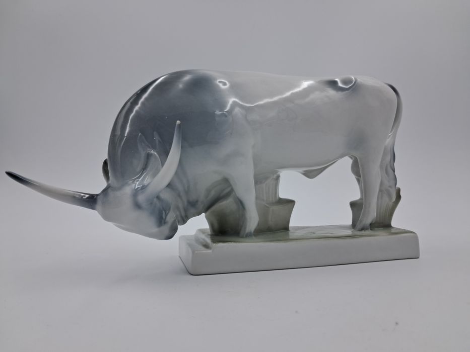 Zsolnay Pecs figurka porcelanowa byka lata 20 XX wieku proj. Sinko