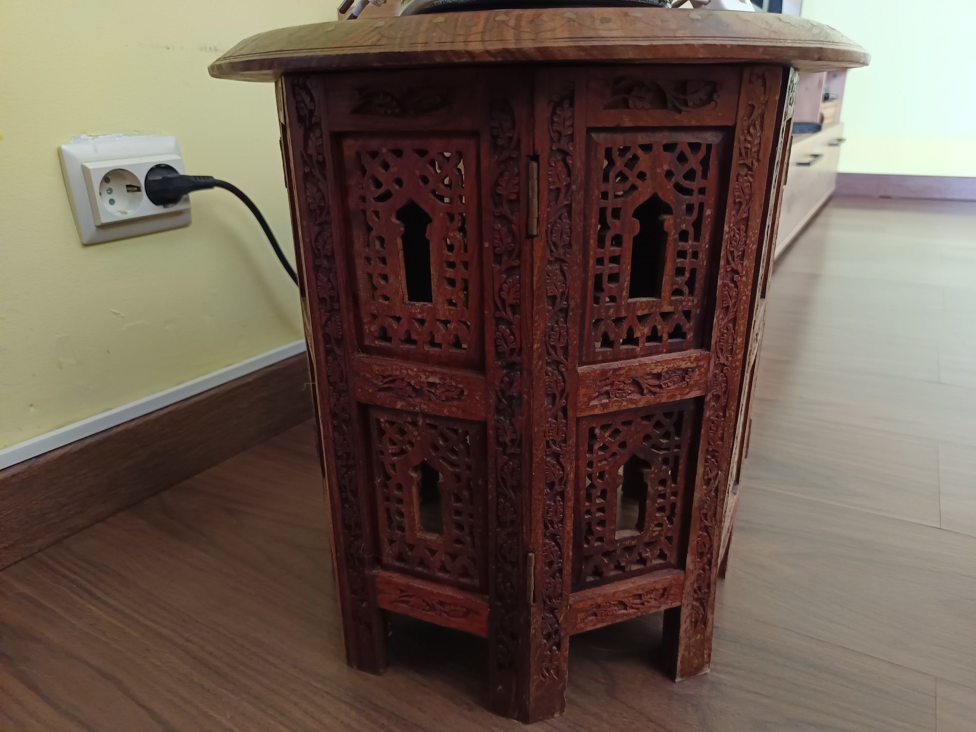 Mesa de apoio de madeira