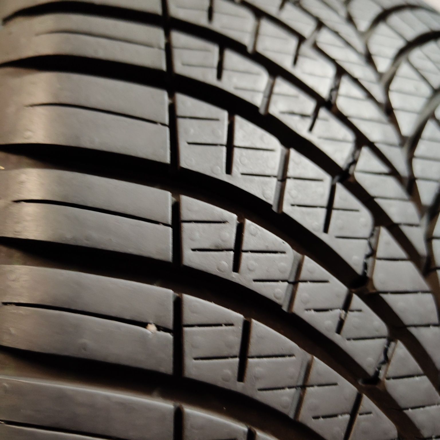 225/40/19 XL Sprzedam parę opon całorocznych Goodyear