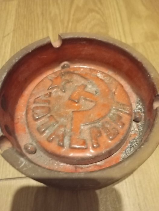 Cinzeiro do PCP em barro pintado