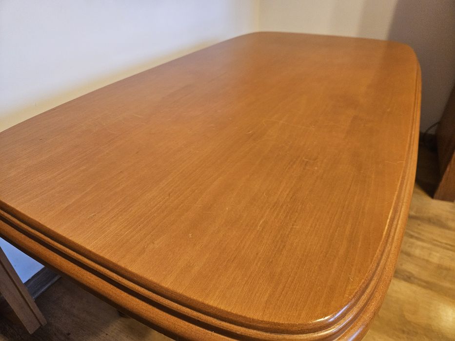 Drewniana ława idealna jako podstawka