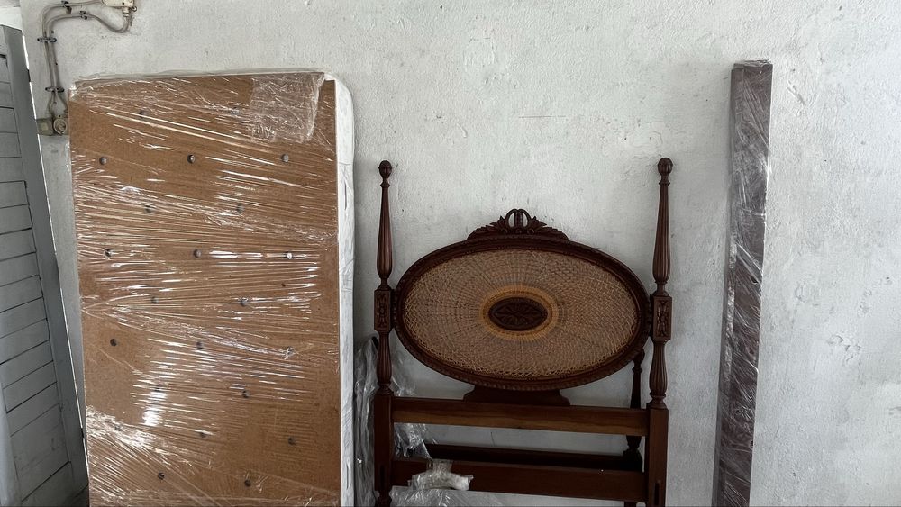 Cama antiga com estrado