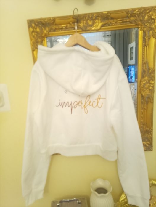 Biała śliczna krótka damska bluza z kapturem