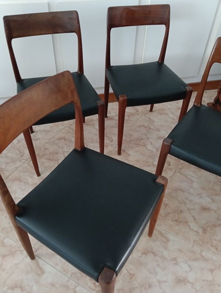 Cadeiras olaio modelo caravela com estofos em pele . Preço unitário.