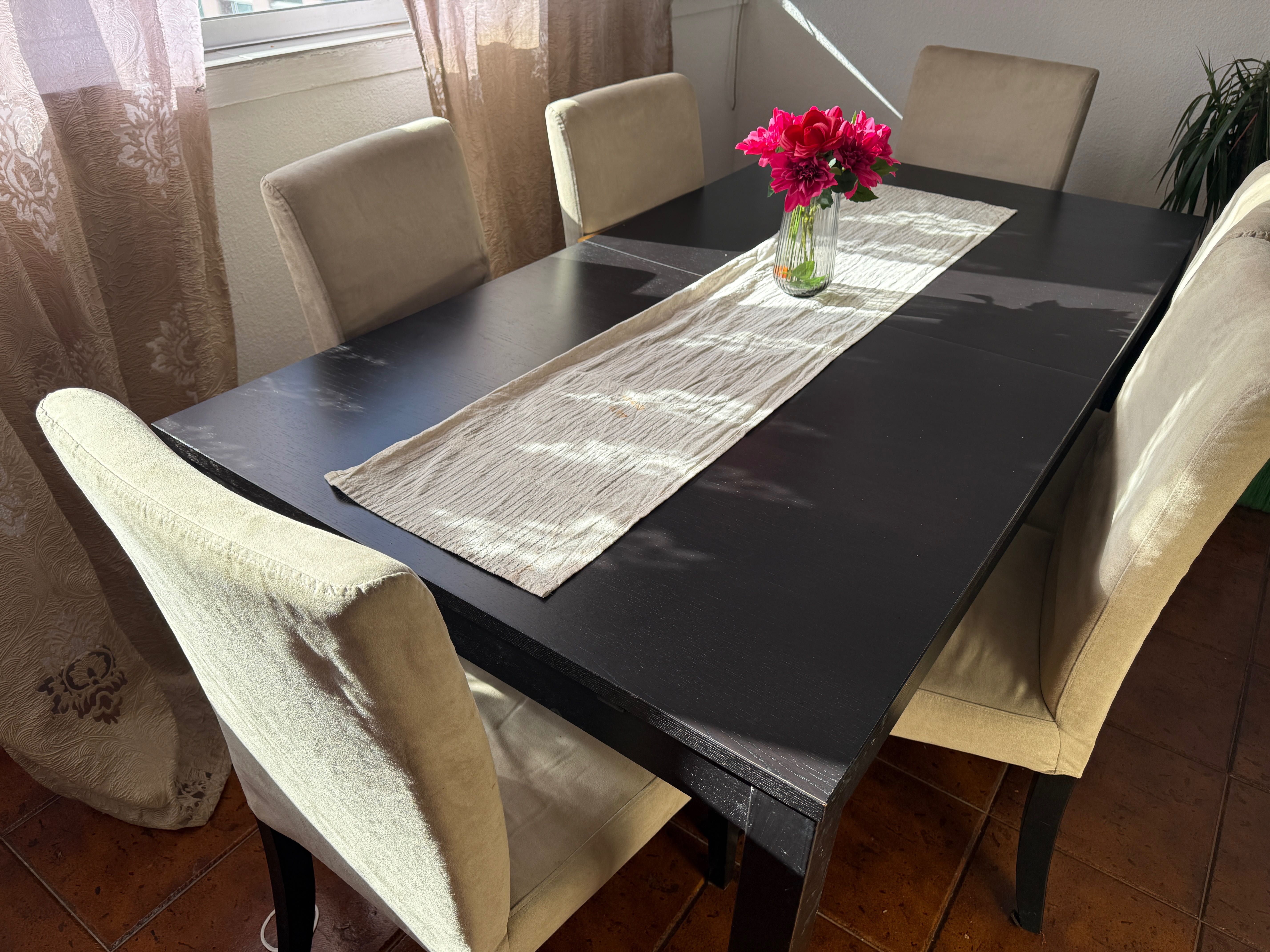 Mesa de jantar, com 6 cadeiras