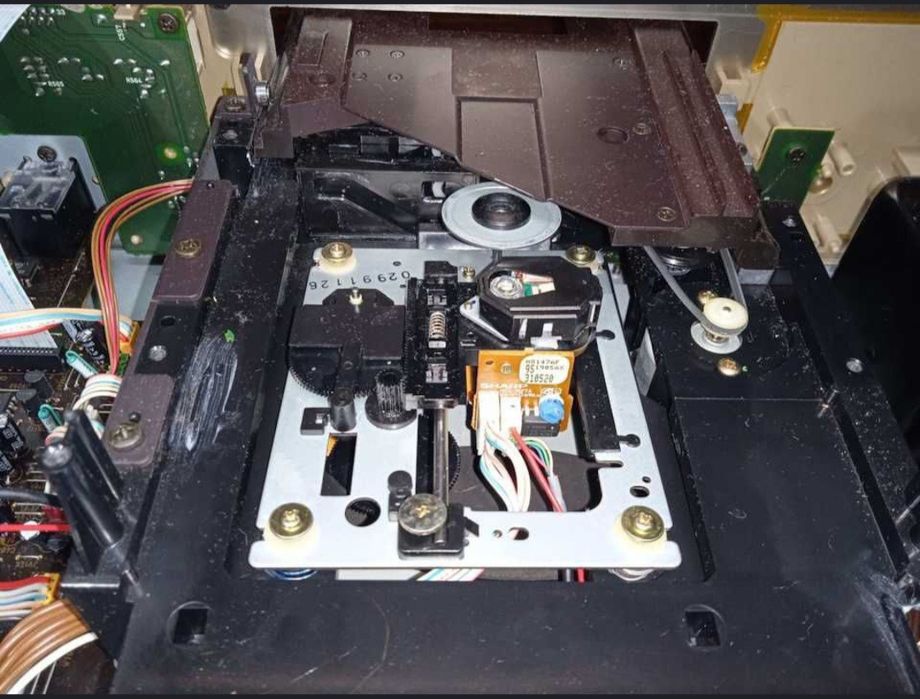 Для себя CD проигрыватель в не рабочем состоянии.