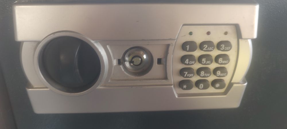 Kasa kasetka pancerna sejf z kodem szyfrem na baterie na klucz