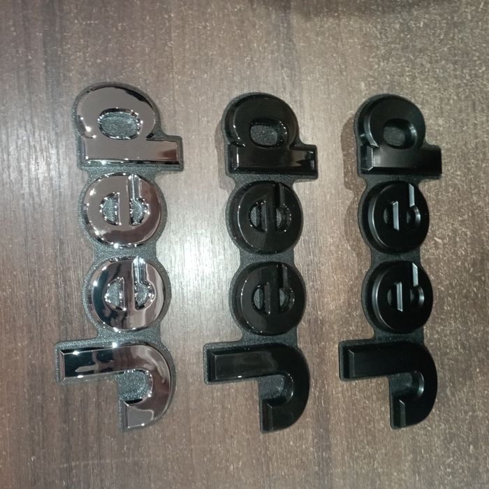 Емблема кришки багажника Jeep Grand Cherokee WK2