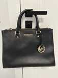 Czarna torebka marki Michael Kors