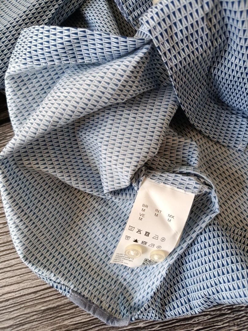 Рубашка Hugo Boss (М розмір)
Стан чудовий.Розмір М (48)

Пл