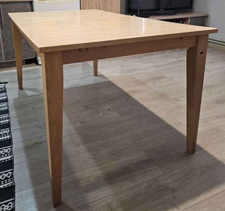 Кухонний стіл та стільці