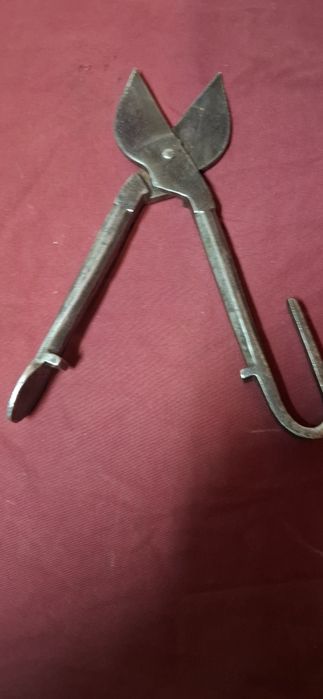 Antiga e grande tesoura de cortar chapa