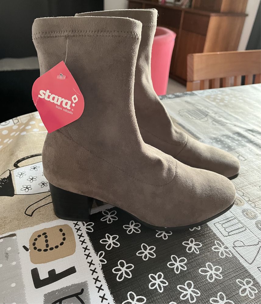 Botas, nova com Etiqueta lindas e elegantes.