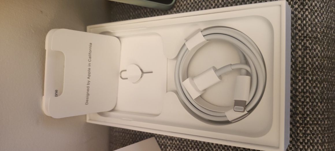 Telefon iPhone se 3 generacji 64GB, idealny stan,midnight