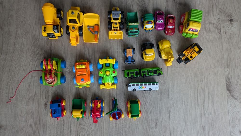 Набір іграшок:великі та маленькі машини, набори лікаря та інструментів